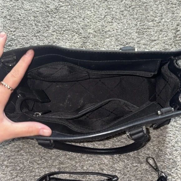 Michael Kors Black and White Purse - Picture 4 of 6